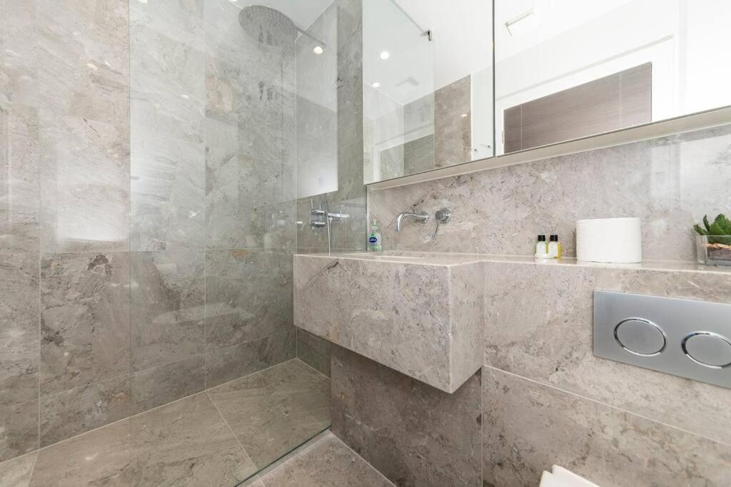 Charming Flat In The Heart Of Chrl F1 *